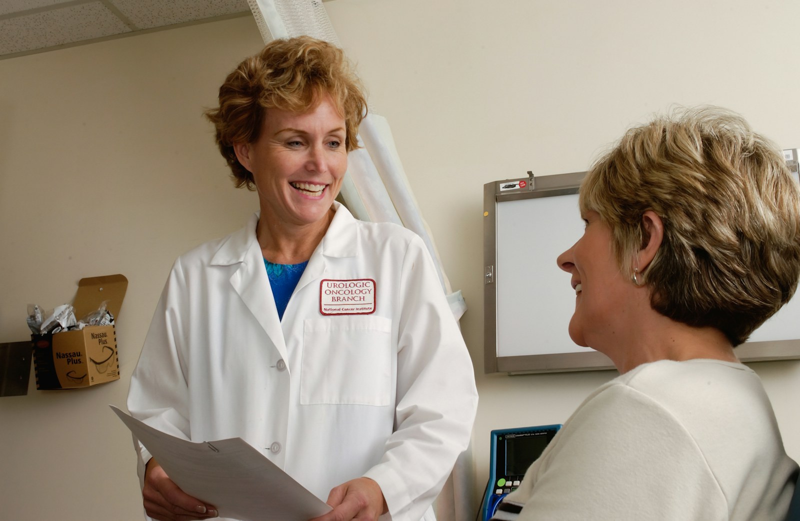 Doctora conversando con una paciente adulta